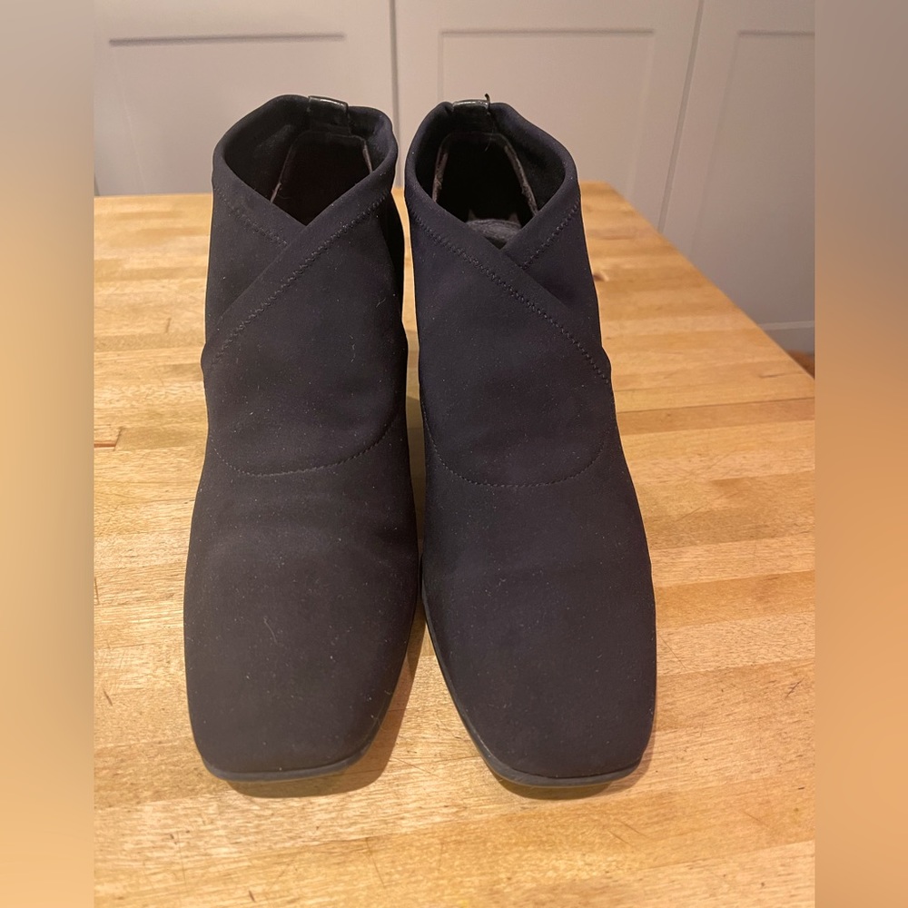 Donald J Pliner classic black shoe size 8